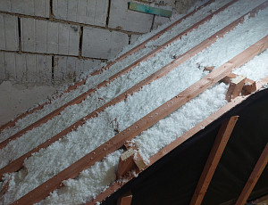 Zateplení stropu rodinného domu pomocí foukané izolace